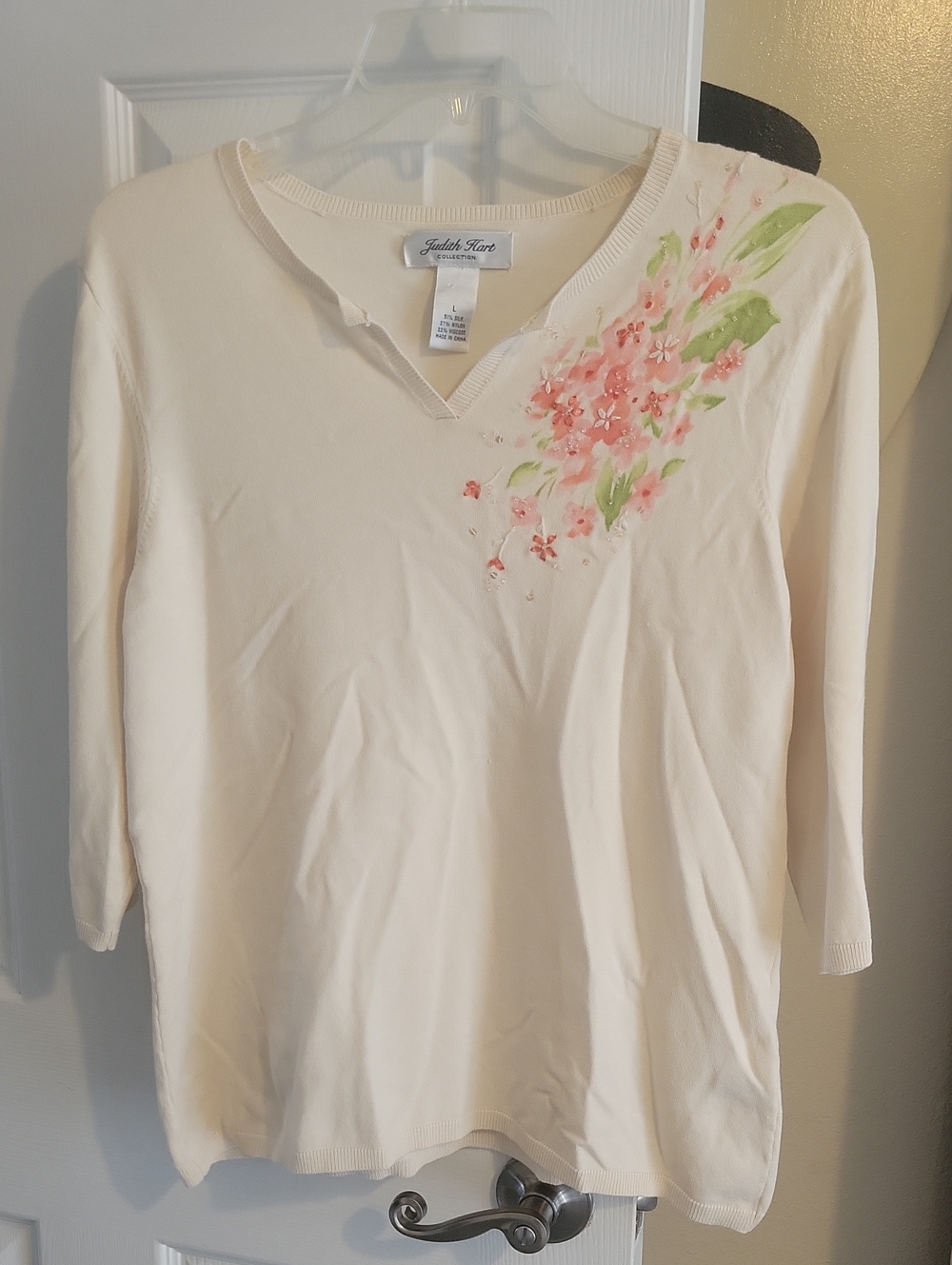 Judith Hart Vntg SzLg 51% silk Cream V-Neck Top Embroided Pink Floral Accent